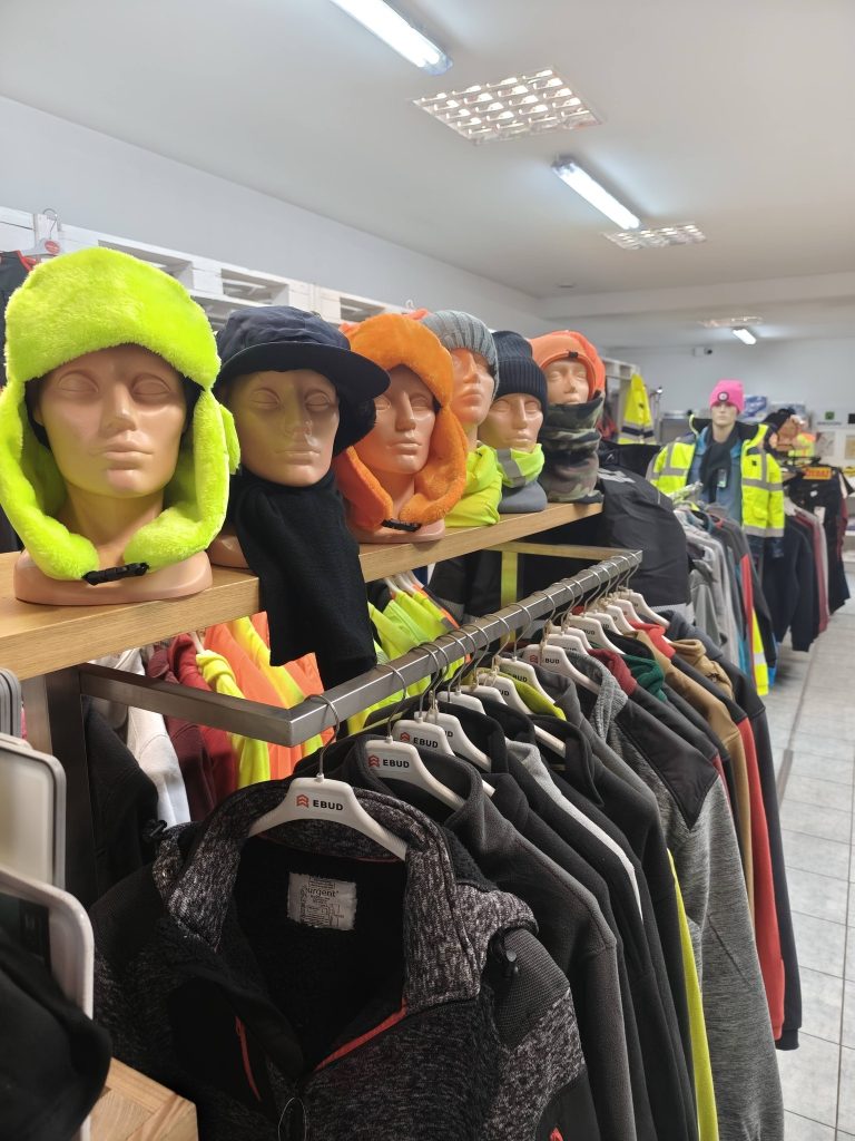 Czapki zimowe i kominy to duet idealny – miękkie,